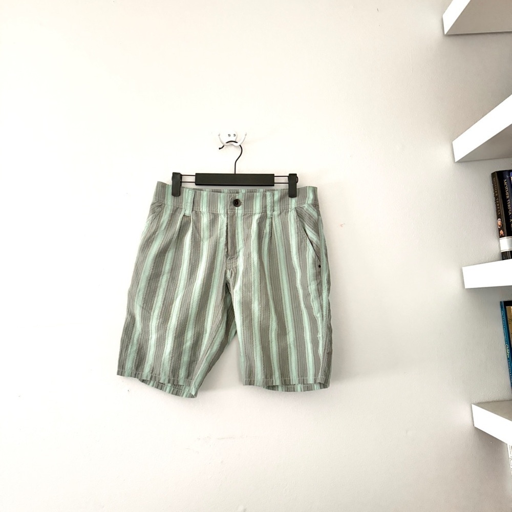 Arc'Teryx Trim Fit Lightweight Seersucker Pleaded Bermuda Shorts Women's Size 4